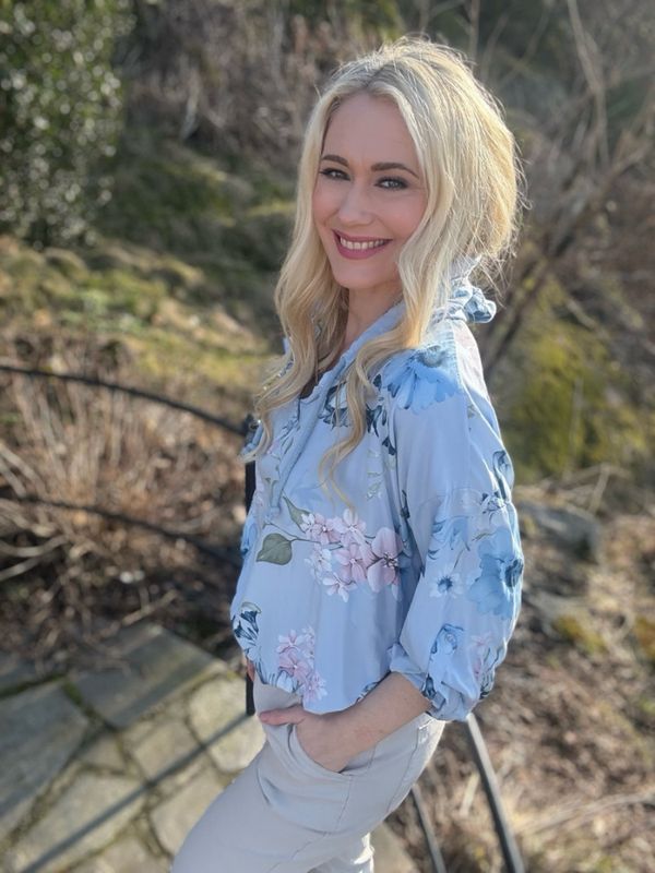 Blomster bluse med hette blå