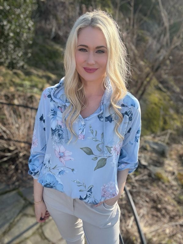 Blomster bluse med hette blå